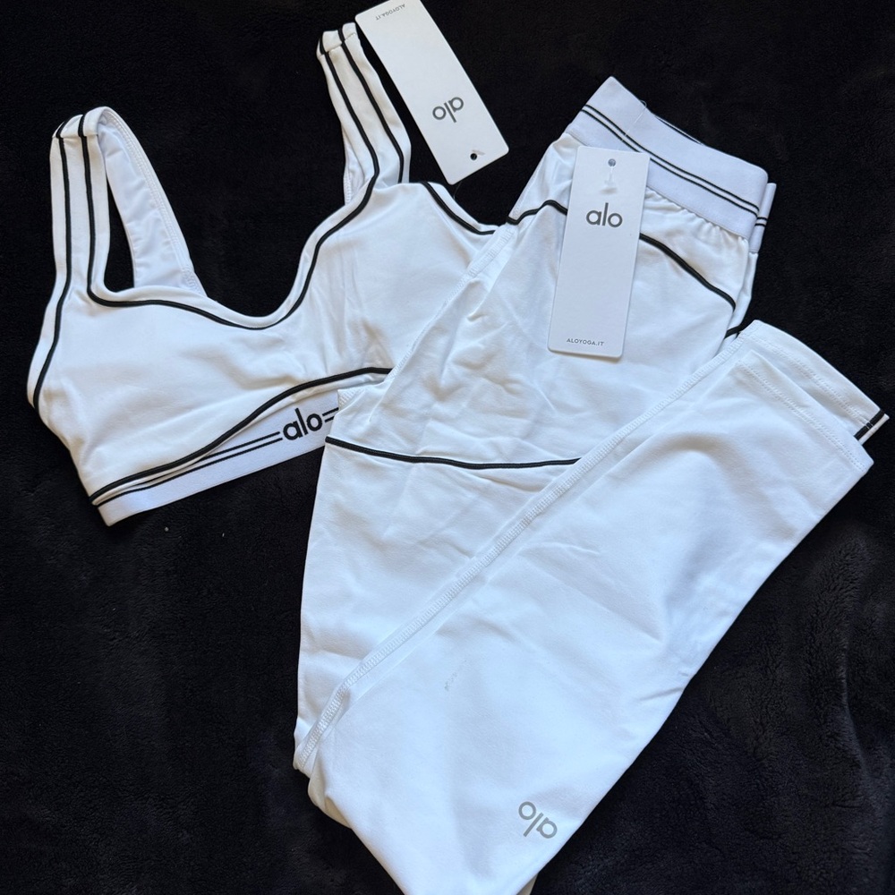 Alo Yoga Women’s White Leggings With Sports Bra